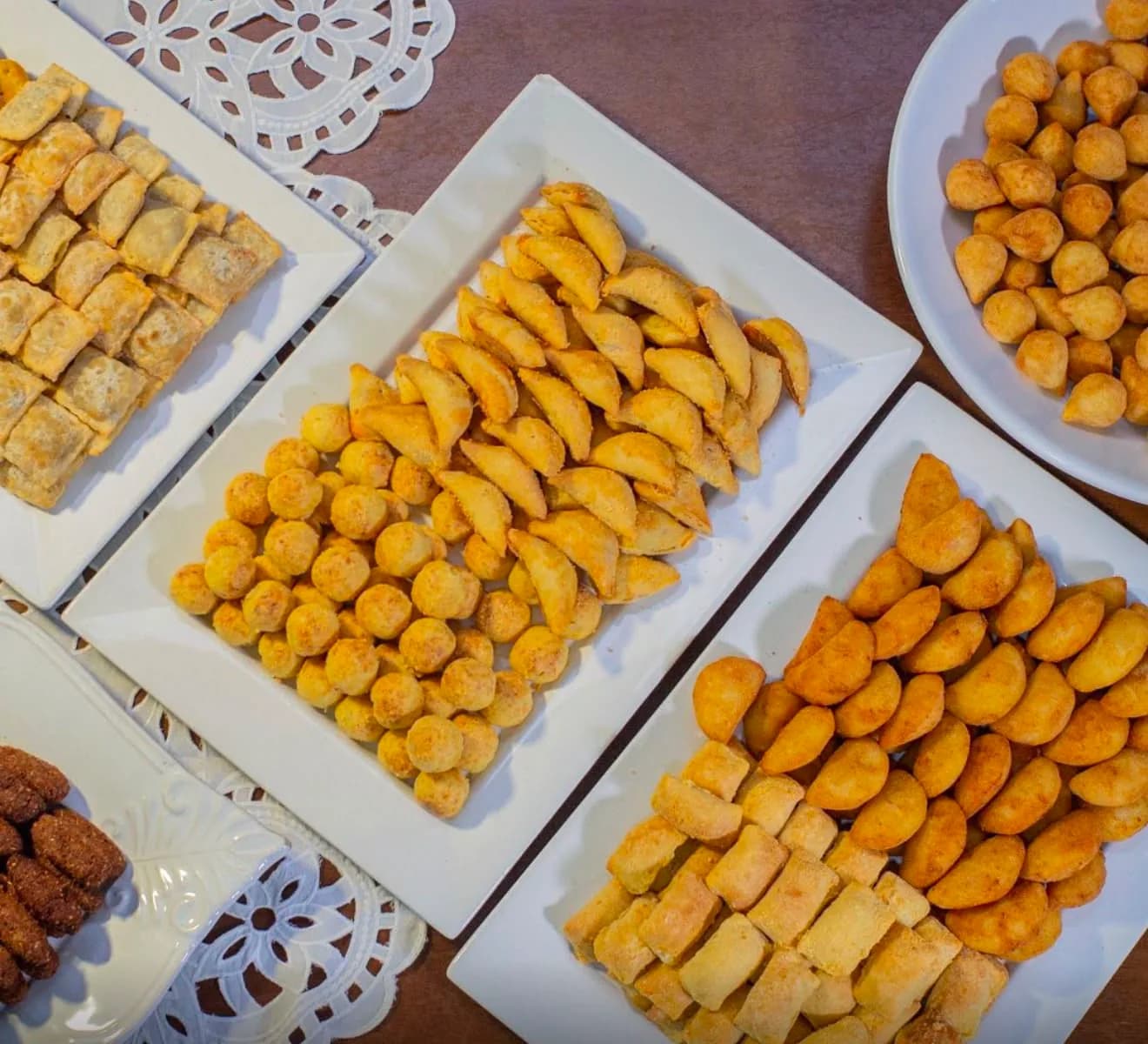 Bandejas com salgadinhos variados