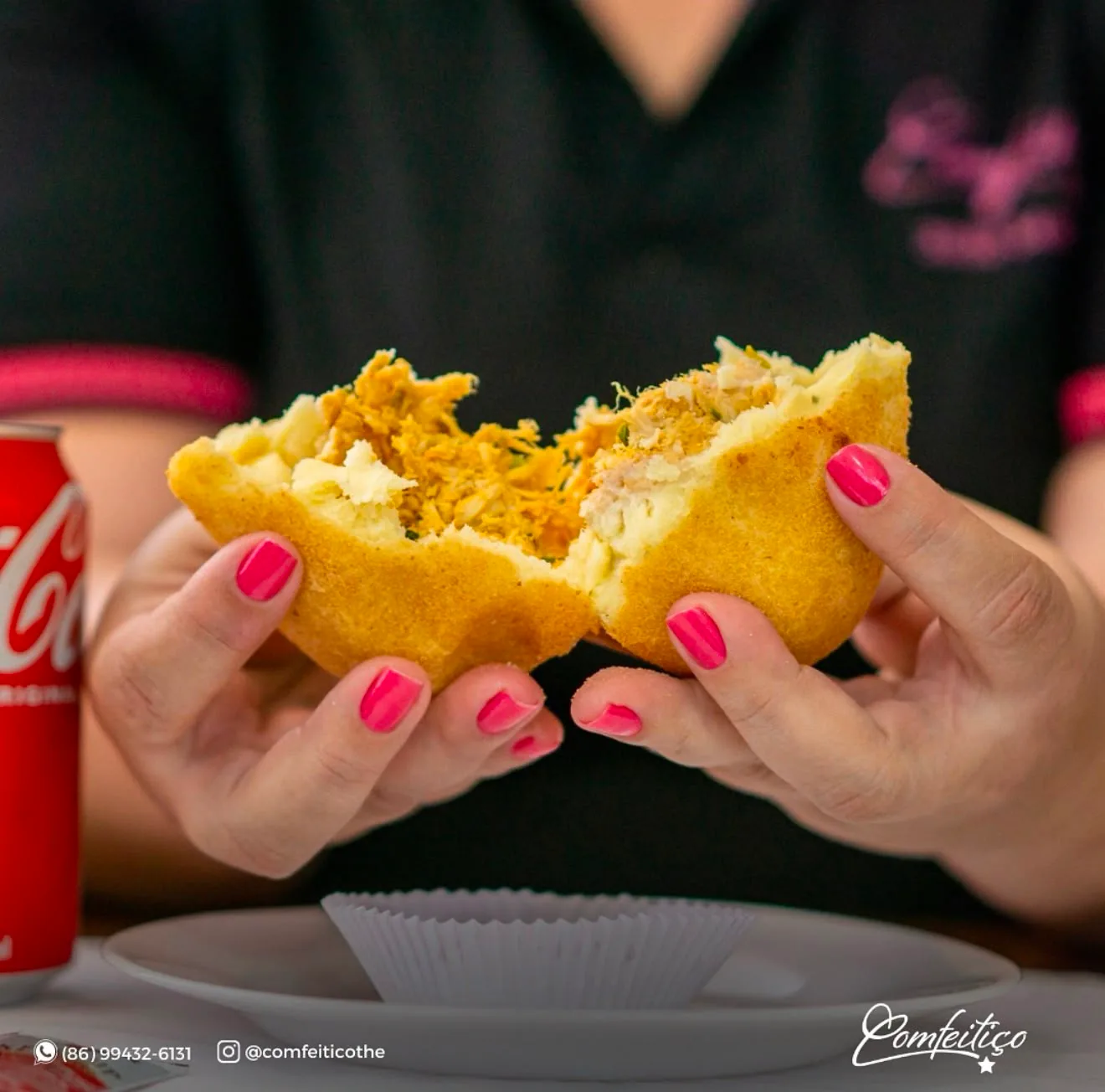Coxinha aberta ao meio com recheio de frango desfiado
