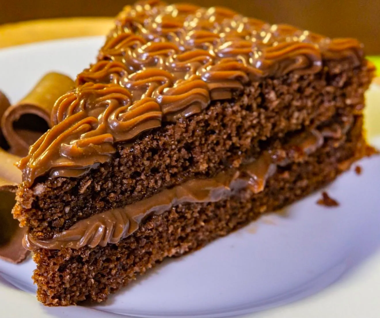 Fatia de bolo de chocolate com cobertura de brigadeiro