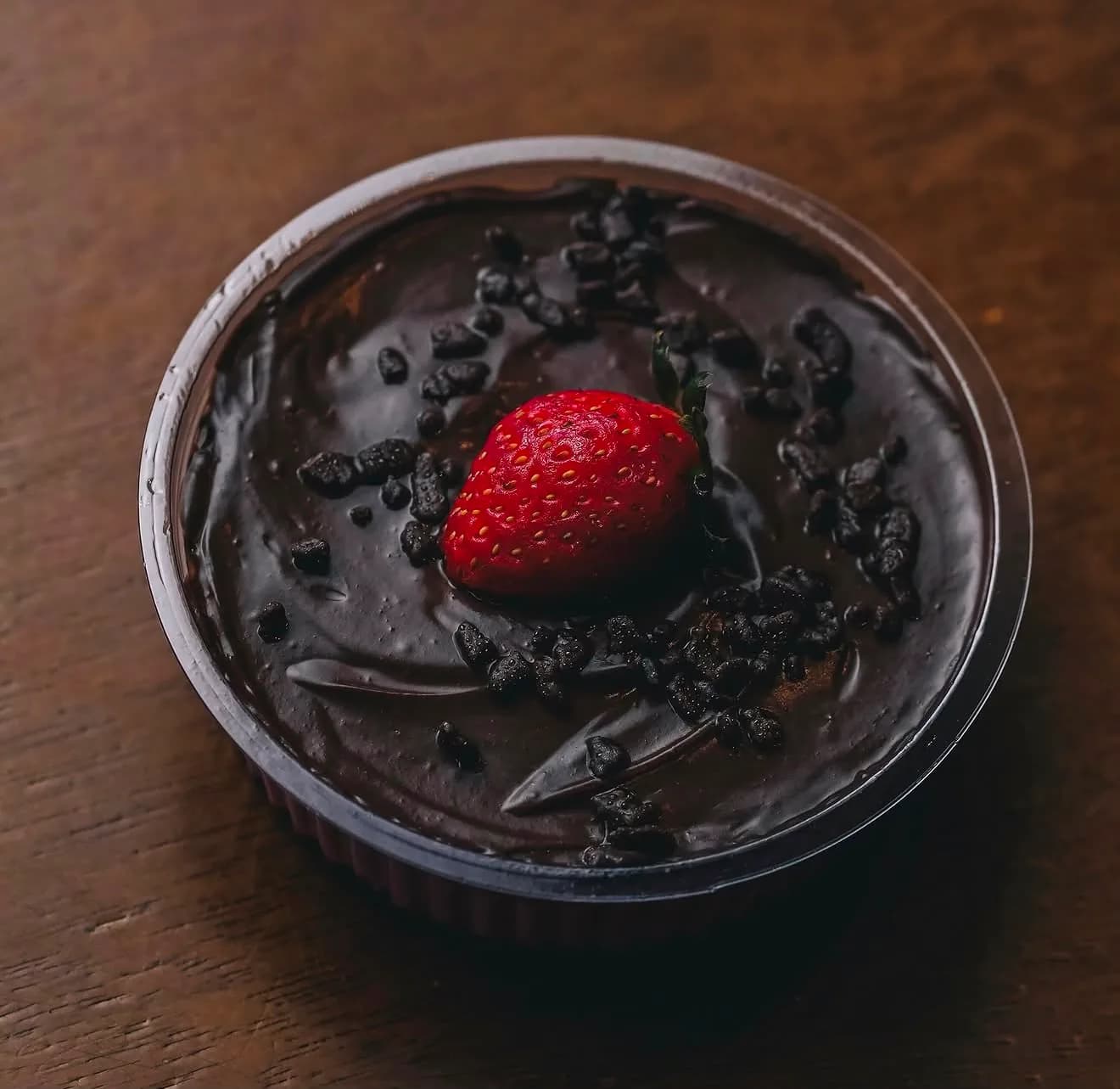 Copo de mousse de chocolate com morango e raspas de chocolate